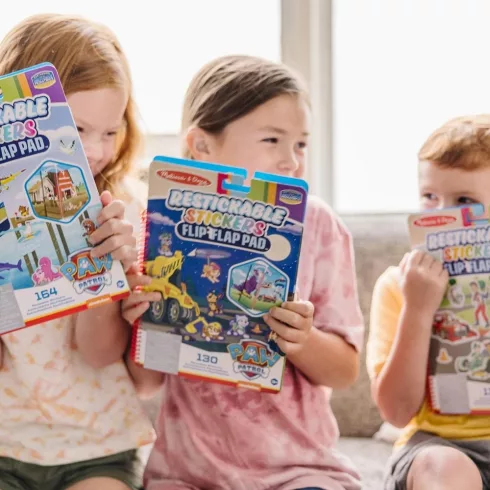Melissa & Doug KREATÍV JÁTÉK, ÚJRAHASZNÁLHATÓ MATRICA FÜZET, MANCS ŐRJÁRAT - KALAND-ÖBÖL