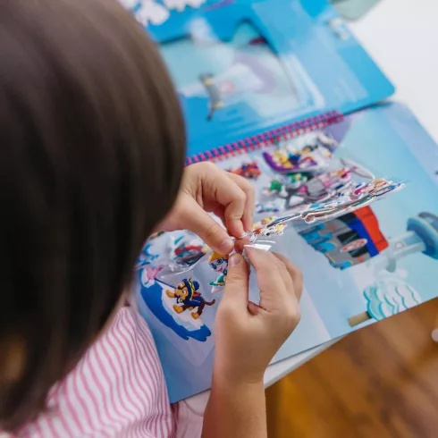 Melissa & Doug KREATÍV JÁTÉK, PUFI MATRICA FÜZET, MANCS ŐRJÁRAT - JAKE ÉS A HEGY