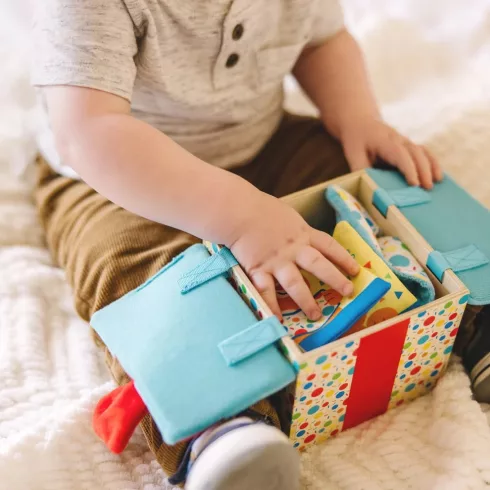 Melissa & Doug Fa doboz meglepetés játékkal