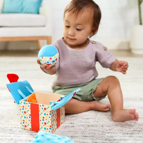 Melissa & Doug Fa doboz meglepetés játékkal