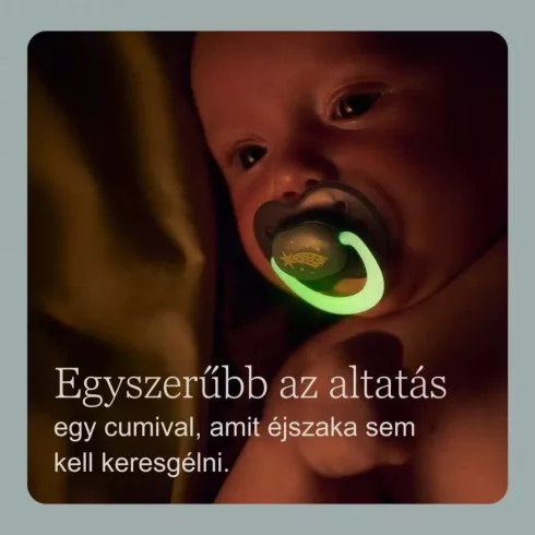 Tommee Tippee NightGlow Játszó- és Nyugtató Cumi 18–36 hó 2db - Barna csillag/Bordó hold