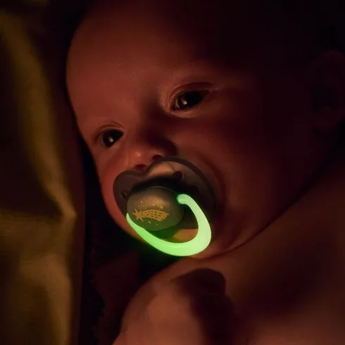 Tommee Tippee NightGlow Játszó- és Nyugtató Cumi 18–36 hó 2db - Barna csillag/Bordó hold