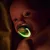 Tommee Tippee NightGlow Játszó- és Nyugtató Cumi 18–36 hó 2db - Barna csillag/Bordó hold