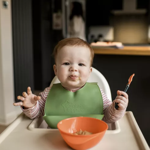 Tommee Tippee Roll 'n' Go műanyag etető előke - Zöld