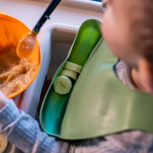 Tommee Tippee Roll 'n' Go műanyag etető előke - Zöld