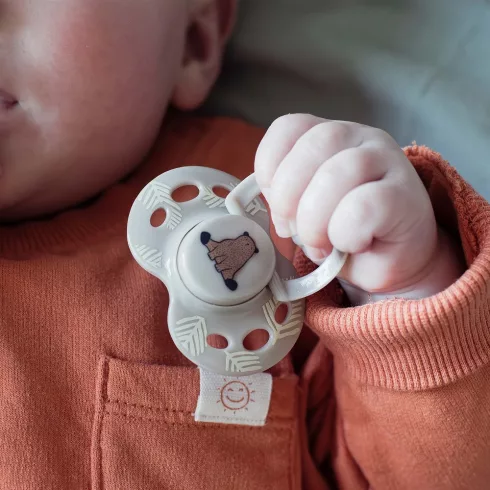 Tommee Tippee Fun Friends Játszócumi 0-6 hó (2 db) - Terrakotta/Zöld Róka