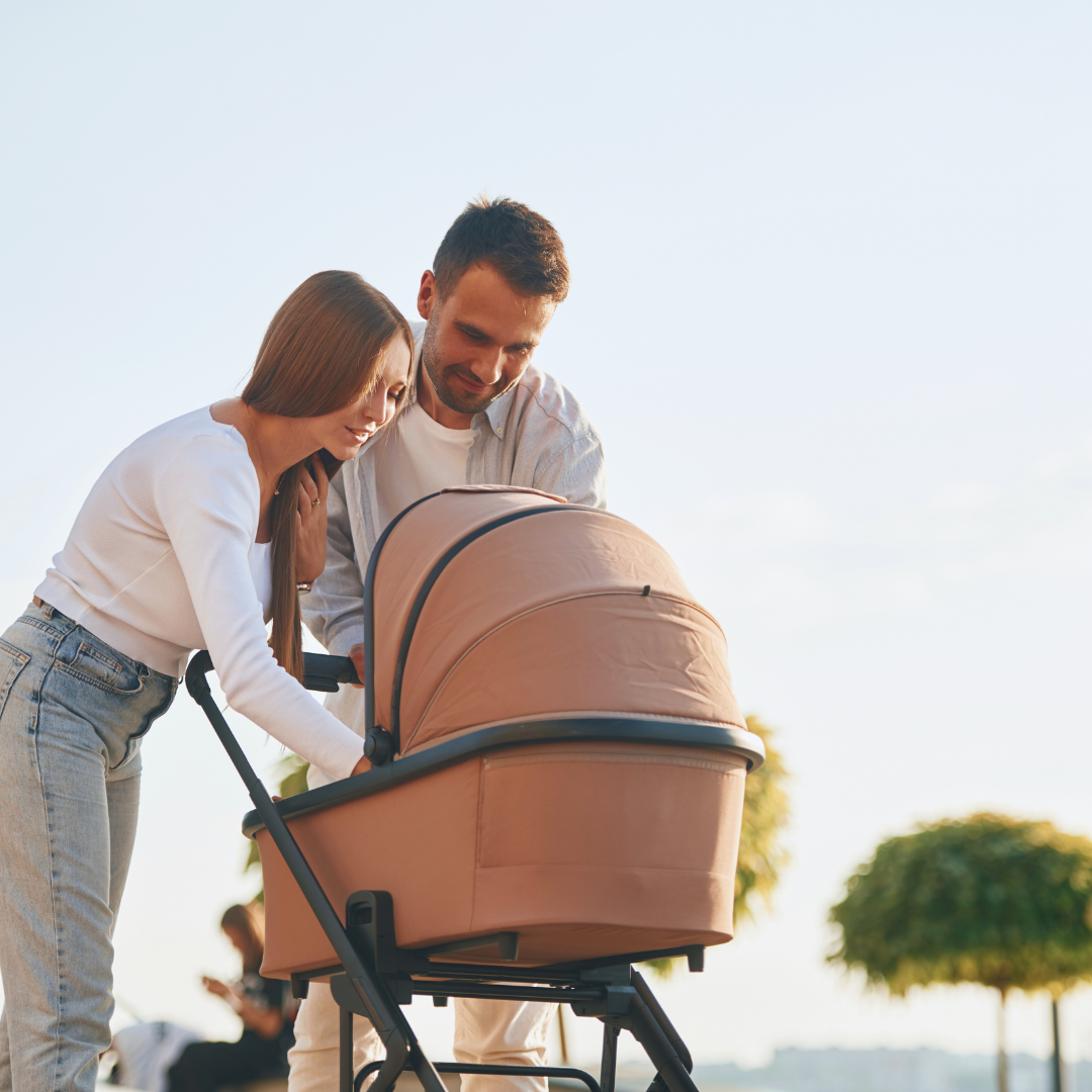 Napvédelem babáknál – Mikor viheted napra, hogyan védd, és mire lesz szükséged? (2026)